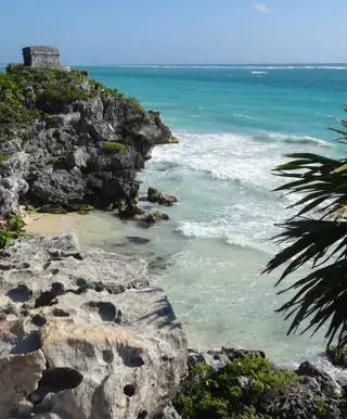 Den Ausblick von den Ruinen in Tulum geniessen